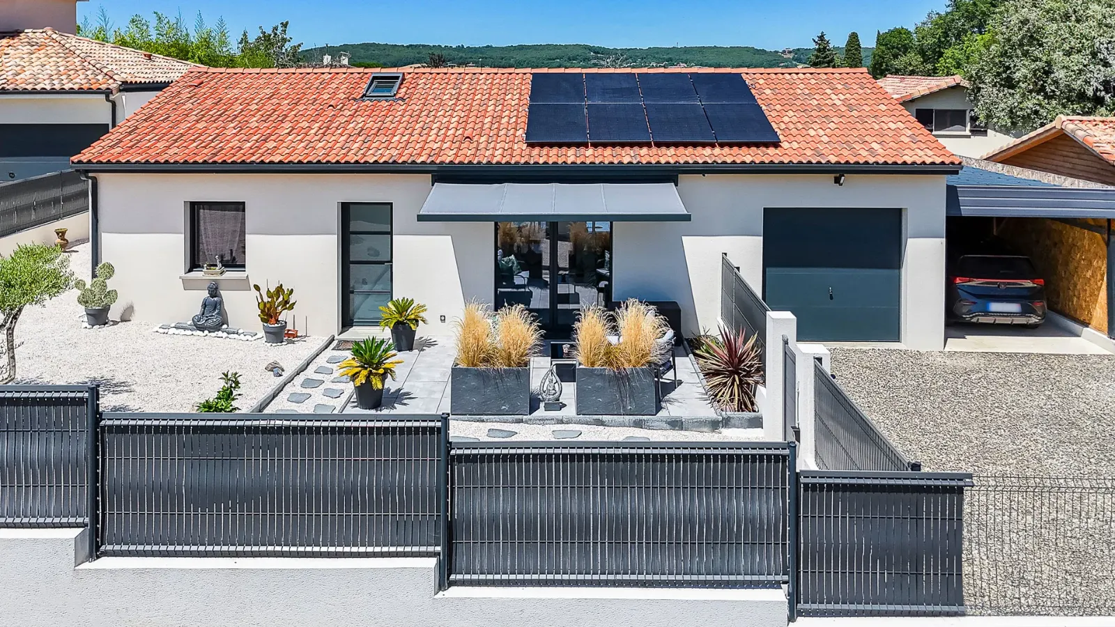 Travaux d'énergie solaire par les techniciens Dispac Énergies
