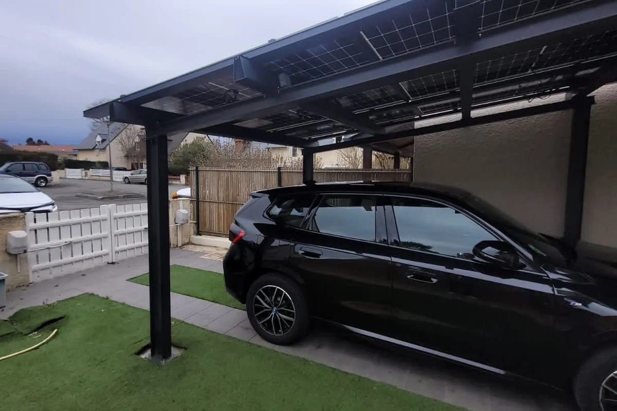 Carport solaire photovoltaïque installé à Bayonne par DISPAC Énergies