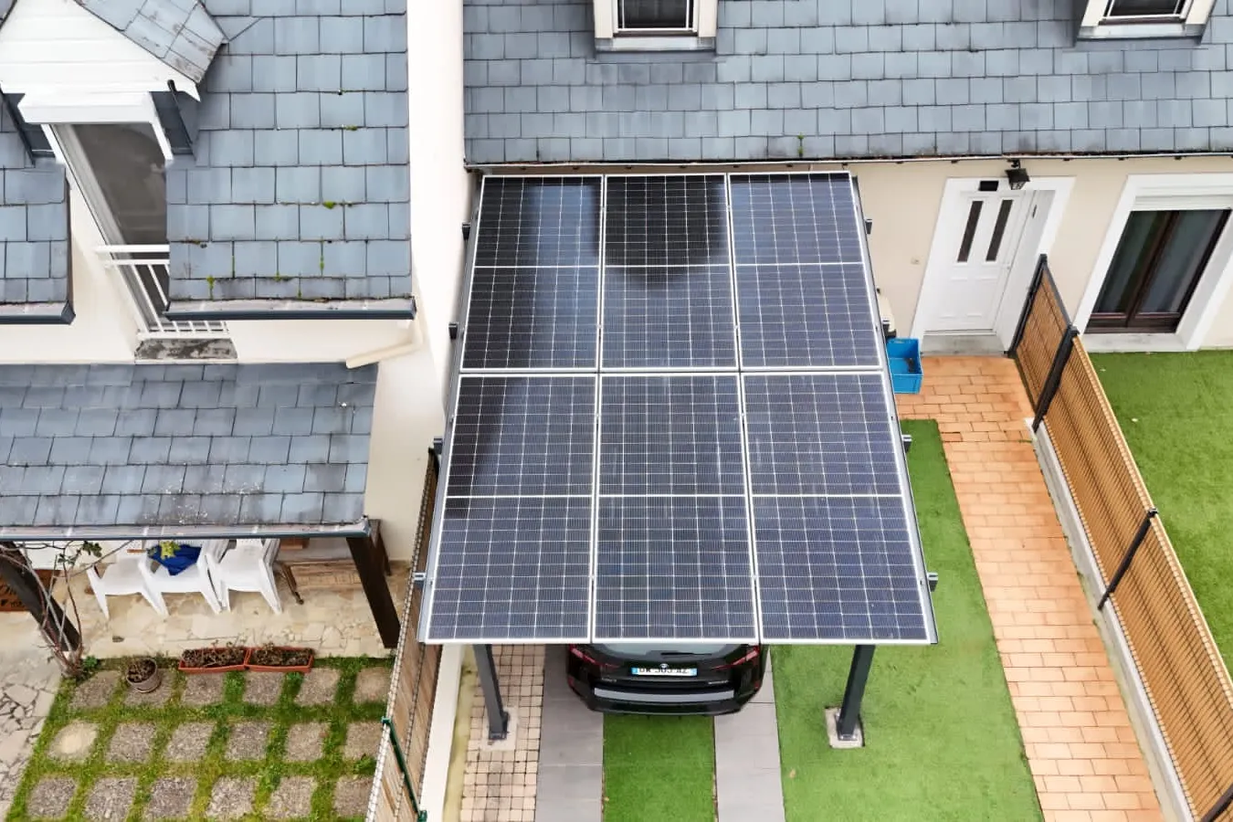 Carport solaire installé par DISPAC Énergies à Capbreton